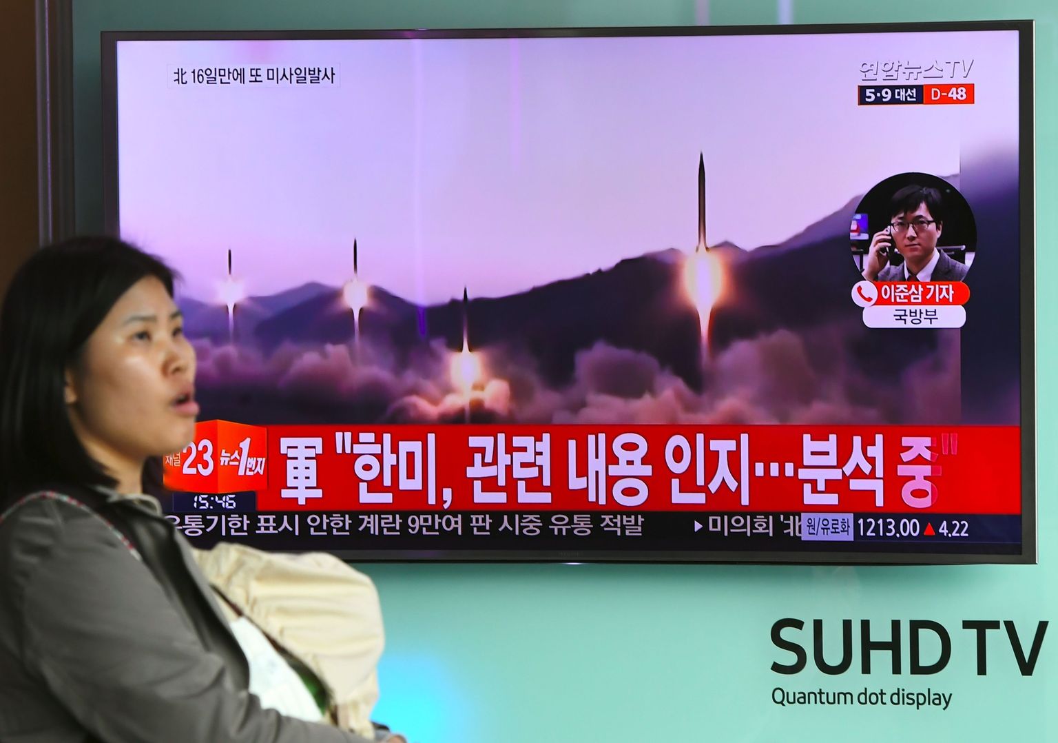 Lõuna-Korea televisioon näitamas Põhja-Korea raketikatsetust