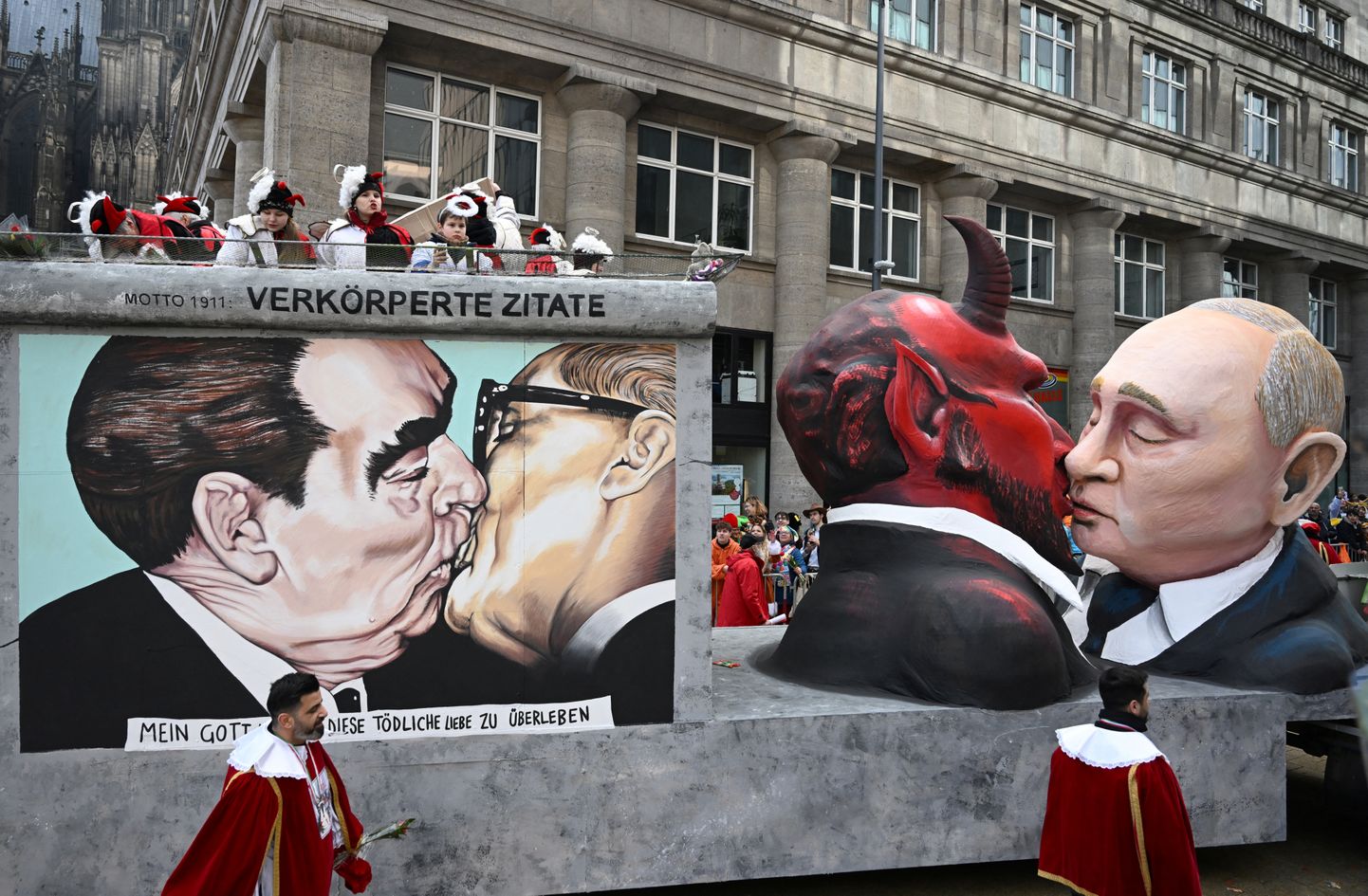Saksamaal toimunud karnevalil näidati, kuidas Putin suudleb saatanaga, 20. veebruar 2023.