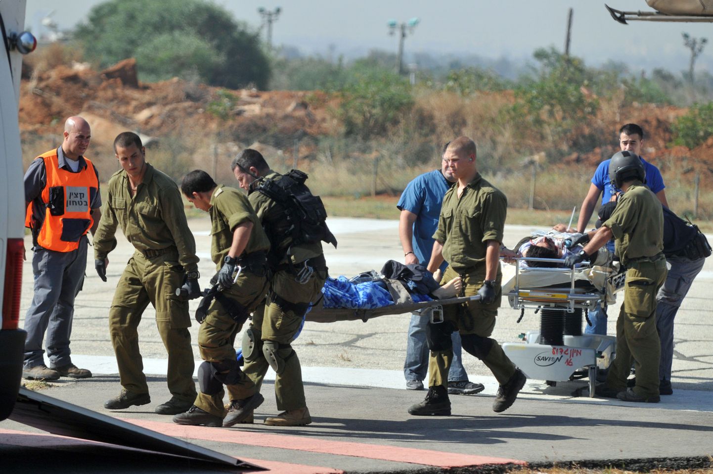 Iisraeli sõdurid evakueerimas rünnakus viga saanud juudiriigi sõdureid.