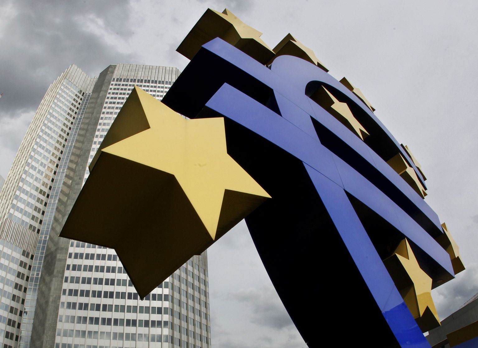 Euroopa ühisraha euro kujutis Euroopa Keskpanga peahoone ees Frankfurdis.