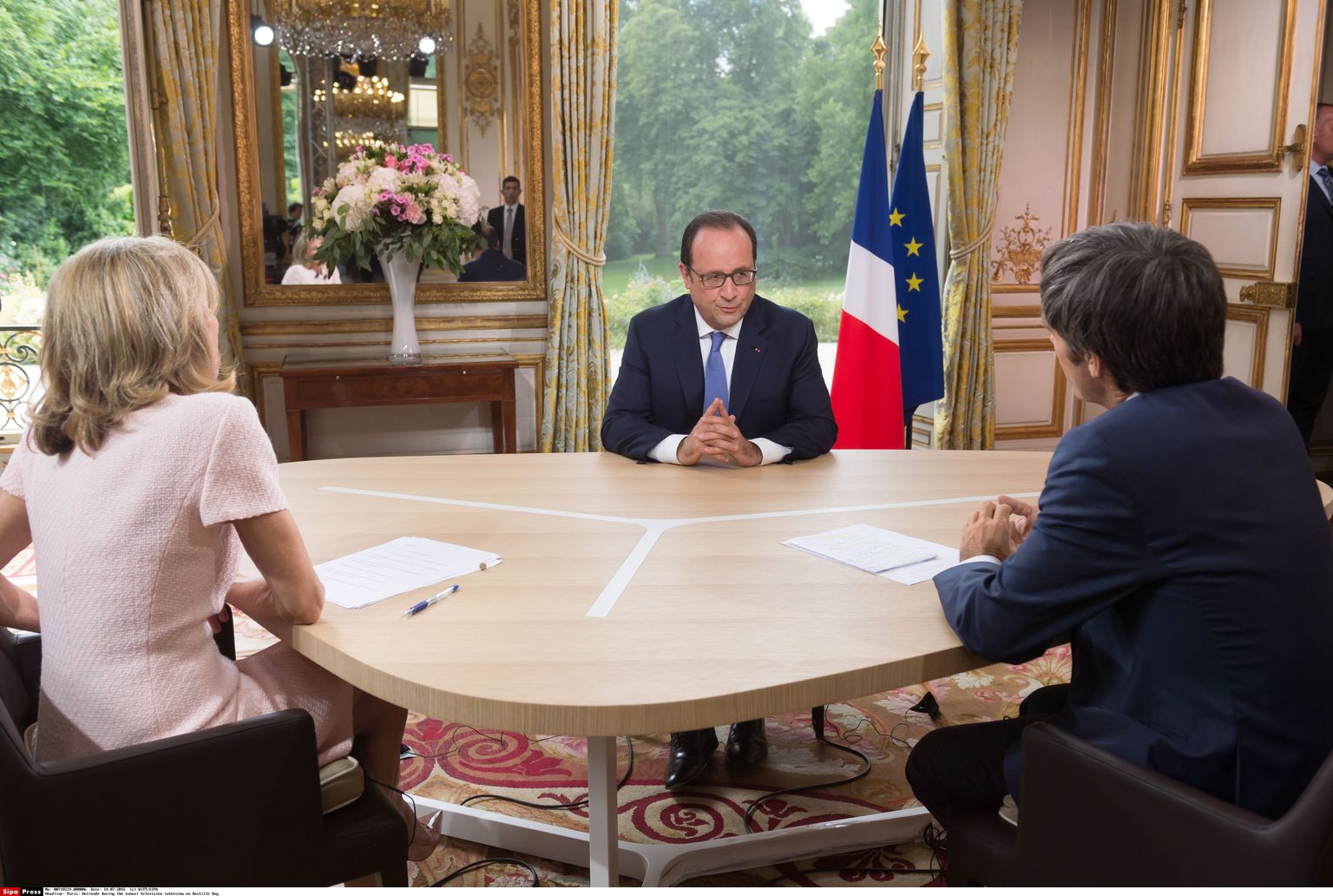 Prantsusmaa president Francois Hollande (keskel) teleintervjuud andmas.