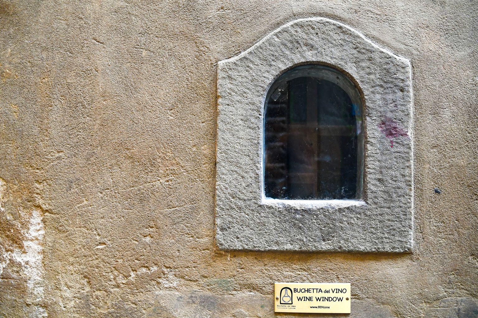 Винное окно во Флоренции. Фото иллюстративное.