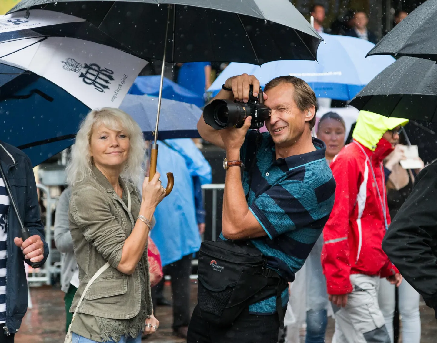 Riigikogu liige Jüri Jaanson (paremal fotoaparaadiga) leiab, et regionaalinvesteeringutena saaks Pärnumaa heaks küllaga ettepanekuid teha, aga opositsioonilt pole keegi midagi küsinud.