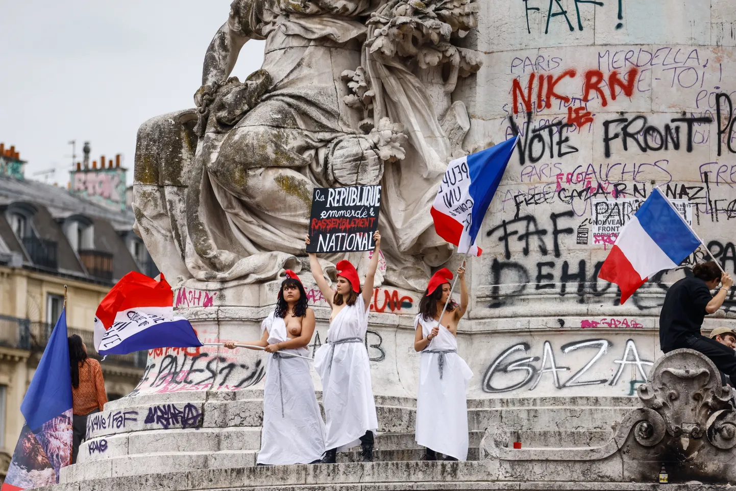 Prantslased protestivad äärmusparempoolsete vastu.