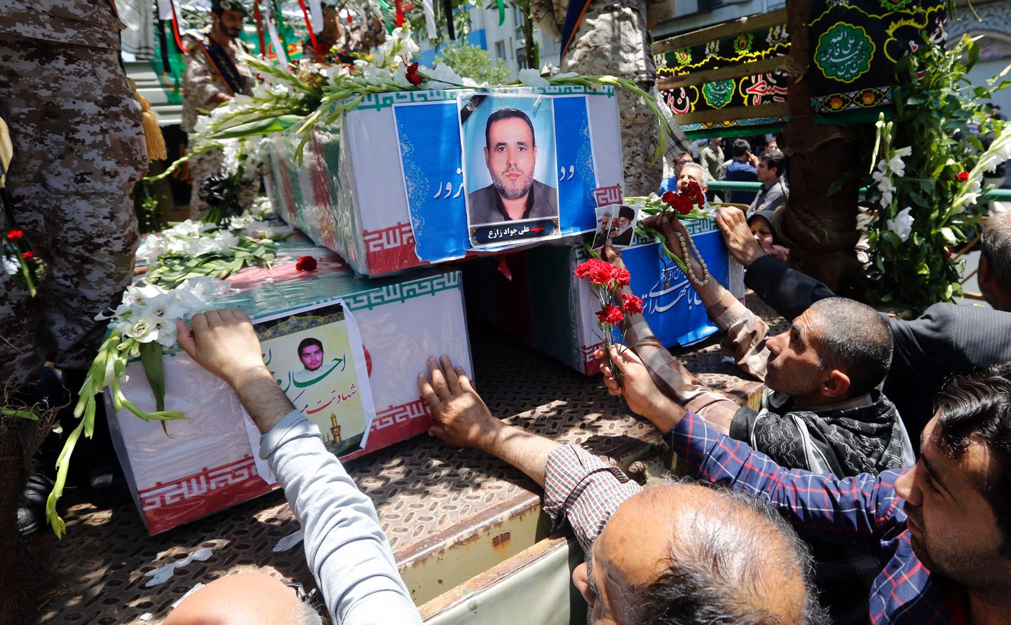 Leinajad mullu juunis Teheranis toimunud terrorirünnakus hukkunute matustel.