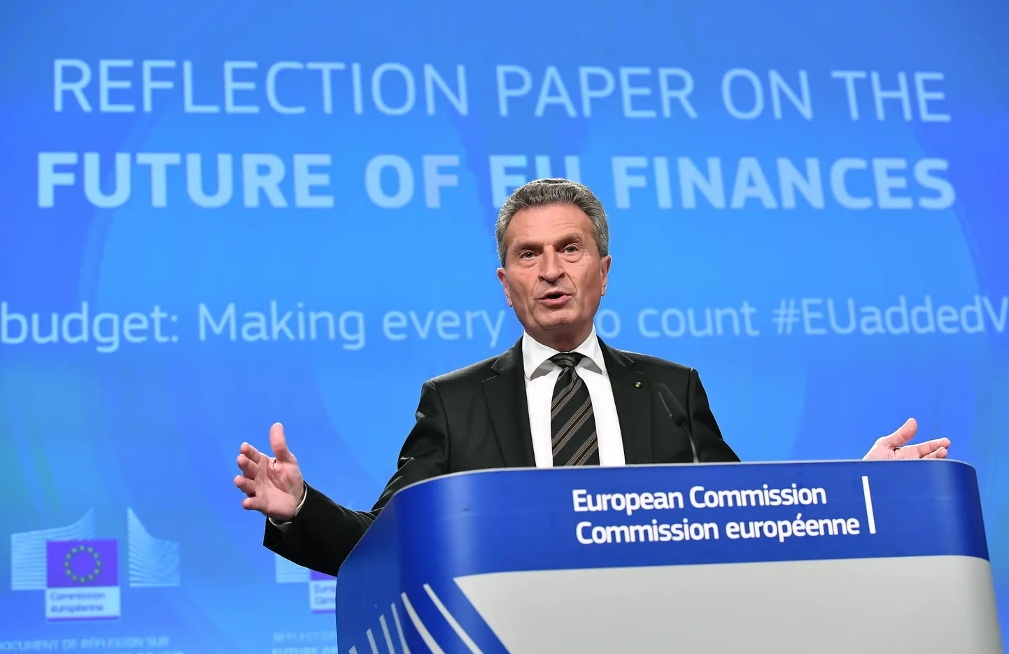 Saksa päritolu eelarve- ja personalivolinik Günther H. Oettinger tänasel arutelupaberi esitlemisel.