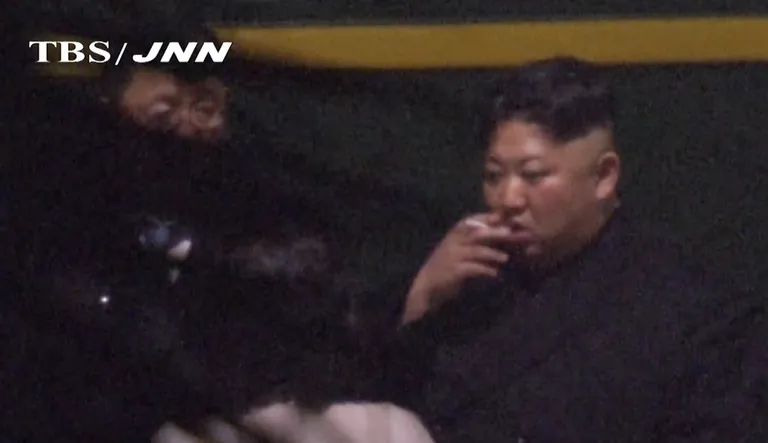 Põhja-Korea juht Kim Jong-un Hiinas Nanningis tehtud vahepeatuse ajal suitsetamas