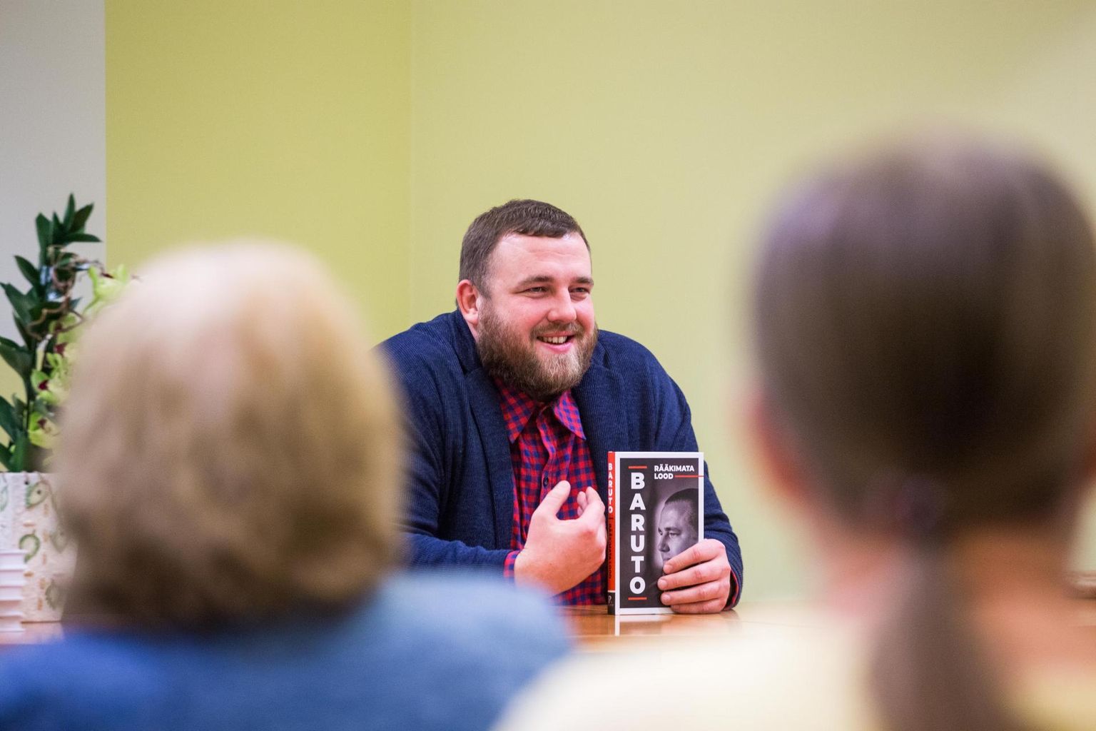 Kaido Höövelson tutvustas Lääne-Virumaa keskraamatukogus lugejatega kohtudes endast rääkivat raamatut.