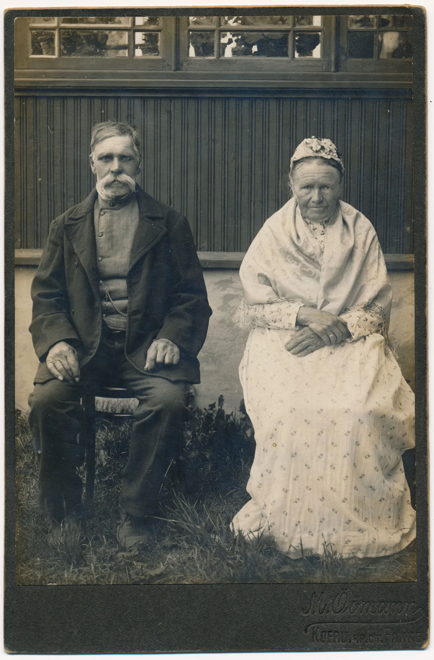 Marko Mänd toob selle foto heaks näiteks vanadpildid.net fotodest. Pildidl on Koerust pärit inimesed, kelle lugu ehk hea õnne korral tänu keskkonnale uuesti kirja saab pandud. Tegemist tuntuima Koeru fotograafi Martin Öömanni varase ülesvõttega XX sajandi algusest.