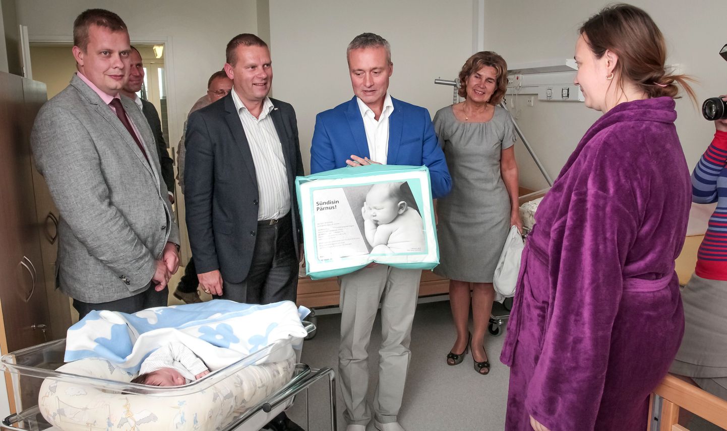 Pärnu haiglas anti heategevusprojekti "Sündinud Pärnus" käigus vastsündinute vanematele üle esimesed teki-padja komplektid.