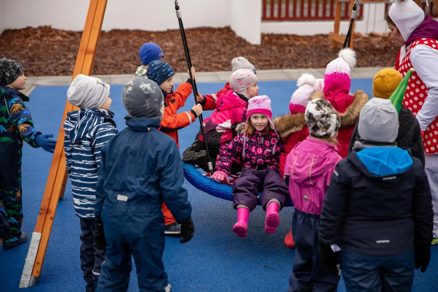 Pärnu Tralli lasteaia sünnipäev: uuendatud hooviala avamine.