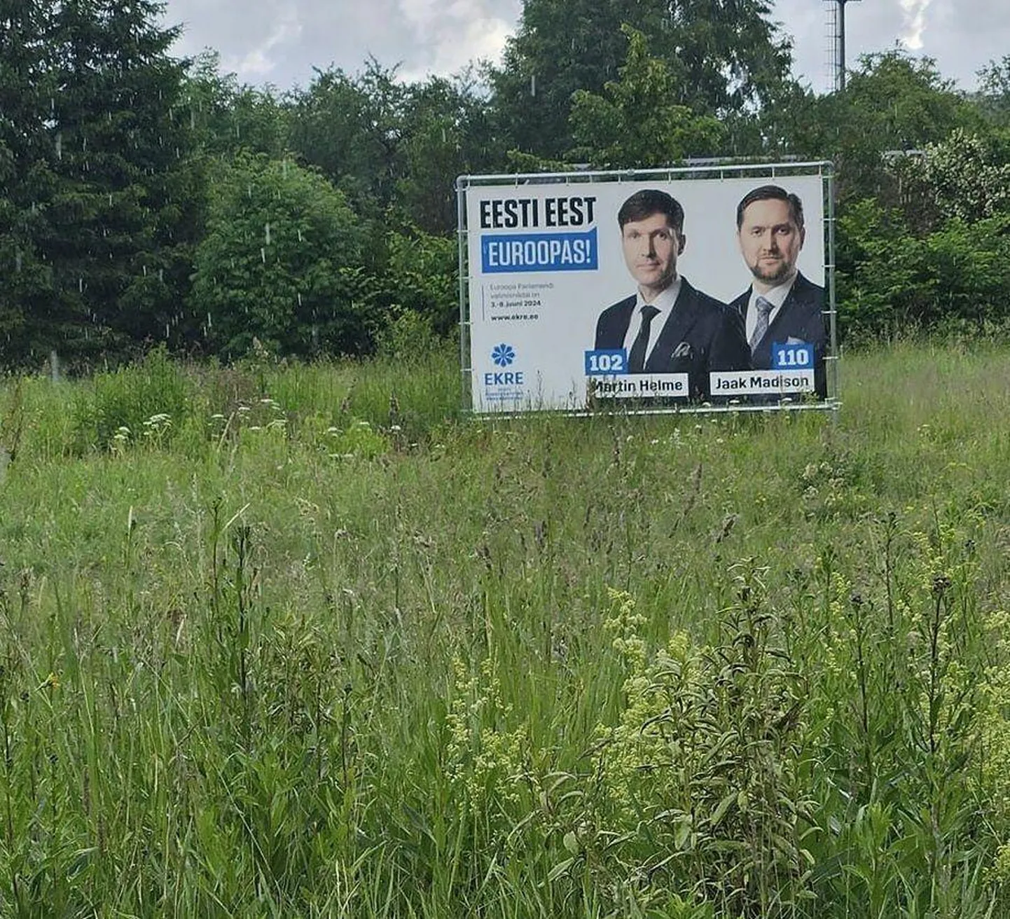 Veel kolmapäeval olid EKRE reklaamplakatid Viljandis vähemalt kolmes kohas, ehkki valimistest oli möödas juba kümme päeva.
