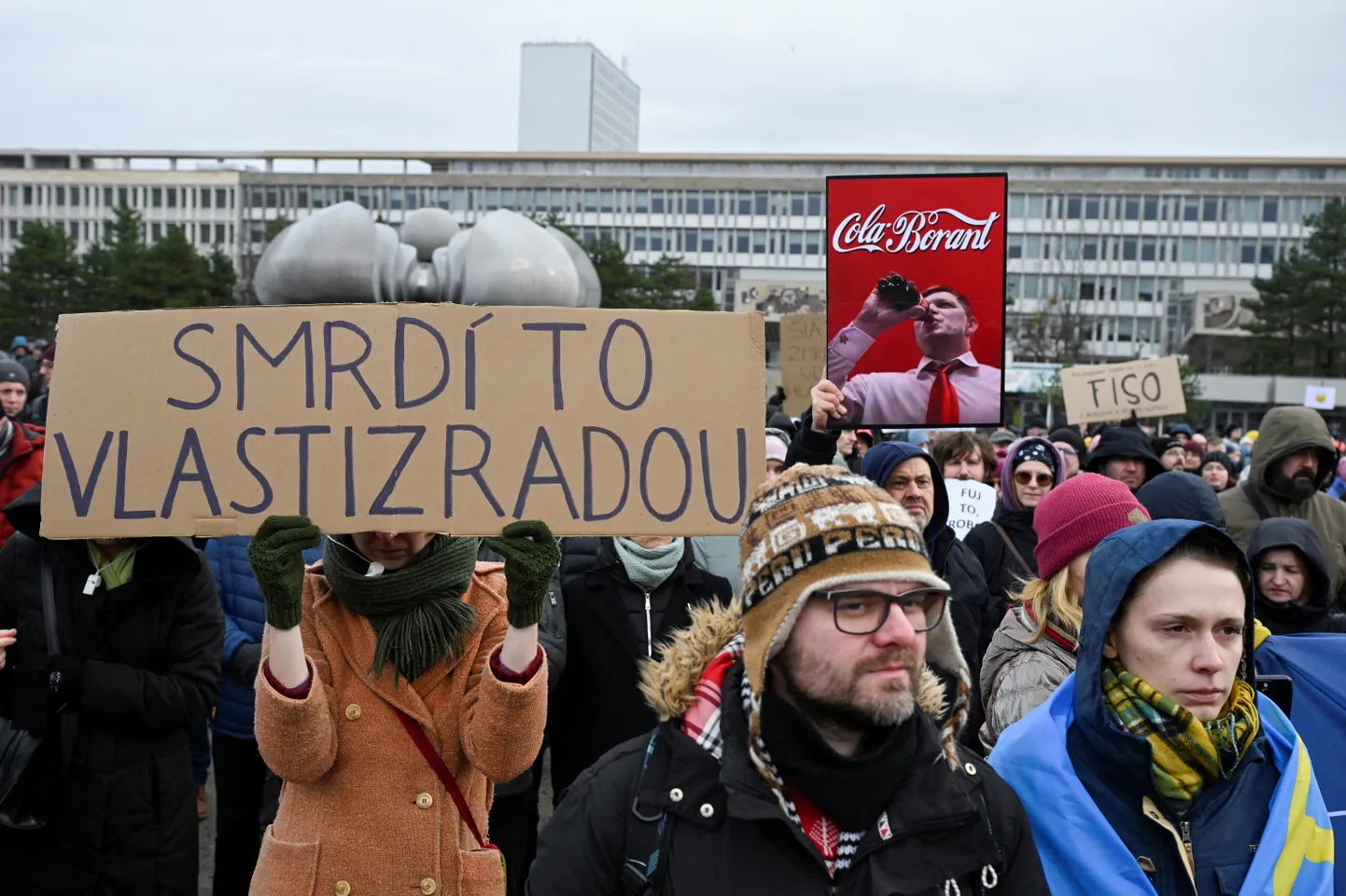 "Lõhnab reetmise järele!" hoidsid meeleavaldajad plakatit valitsusvastasel protestil pärast peaministri visiiti Venemaale.