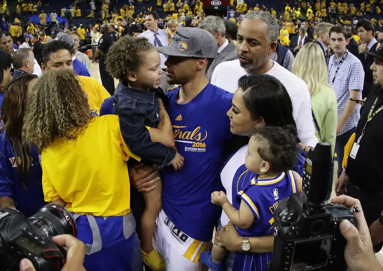 Stephen Curry ja Ayesha Curry lastega. 2016.