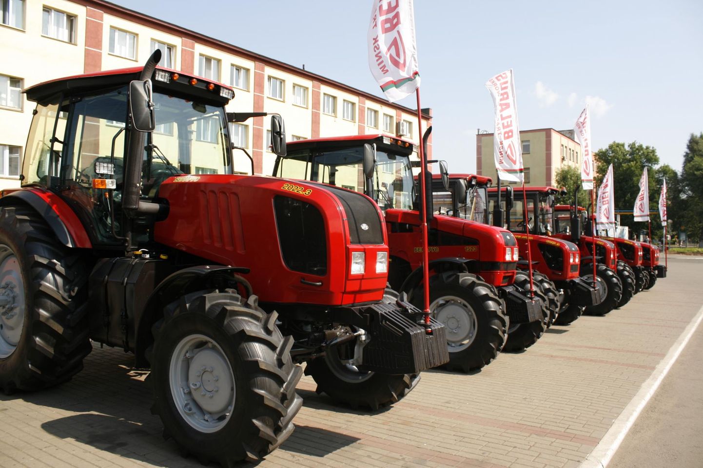 Kuigi uusi Belarusse jõuab meie põldudele üha vähem, on neid siinmail kasutuses veel tuhandeid. Sestap vajavad ­põllumehed jätkuvalt Minski traktori­tehase ametlikku esindajat Eestis.