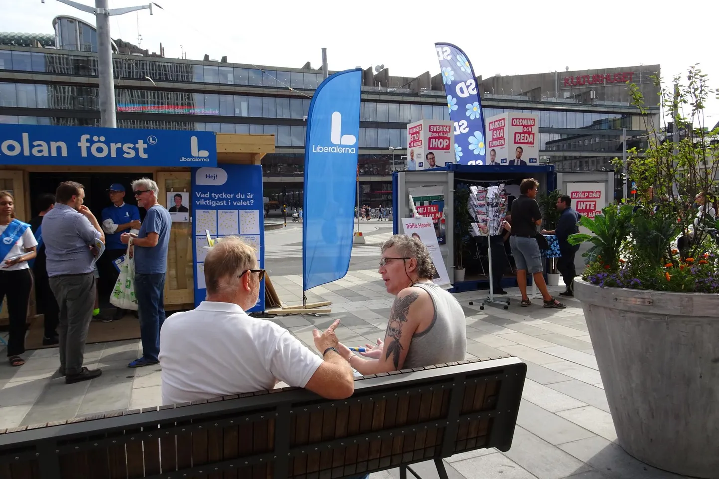 Liberaalide ja Rootsi Demokraatide kampaaniakonteinerid Sergeli väljakul Stockholmis. FOTO: Berit Nuka