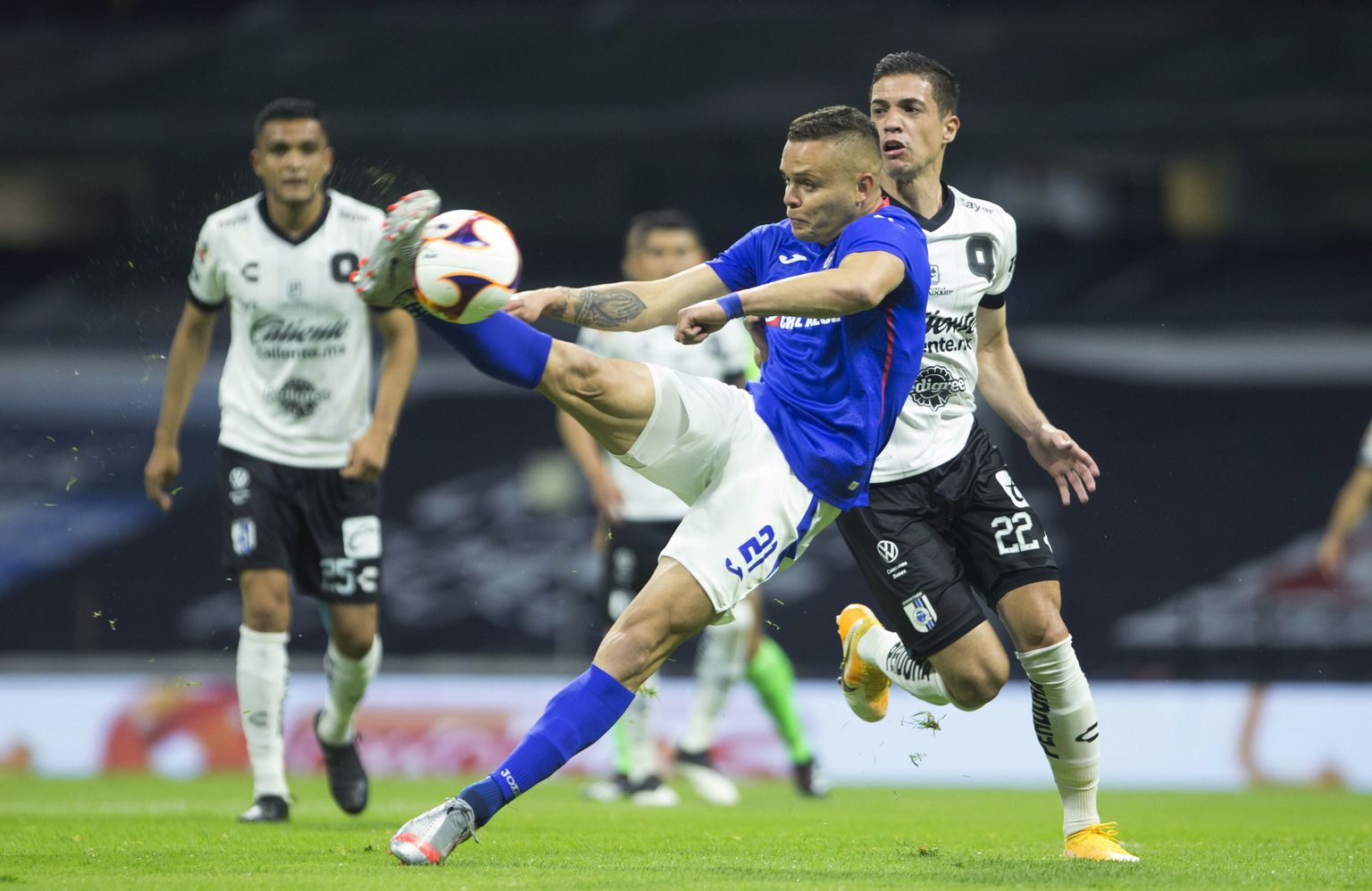 Mehhiko jalgpalliklubi Cruz Azuli ründaja Jonathan Rodriguezi löögile jäi ette kohtunik ning väravat ei sündinud.