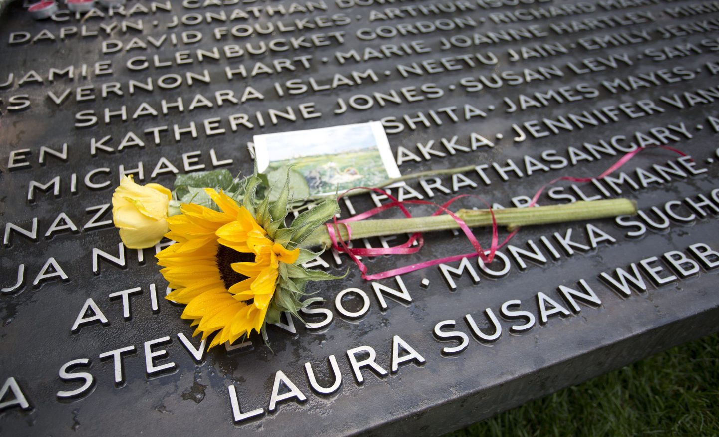 Londoni terrorirünnakutes 7. juulil 2005 hukkunute nimedega mälestusplaat