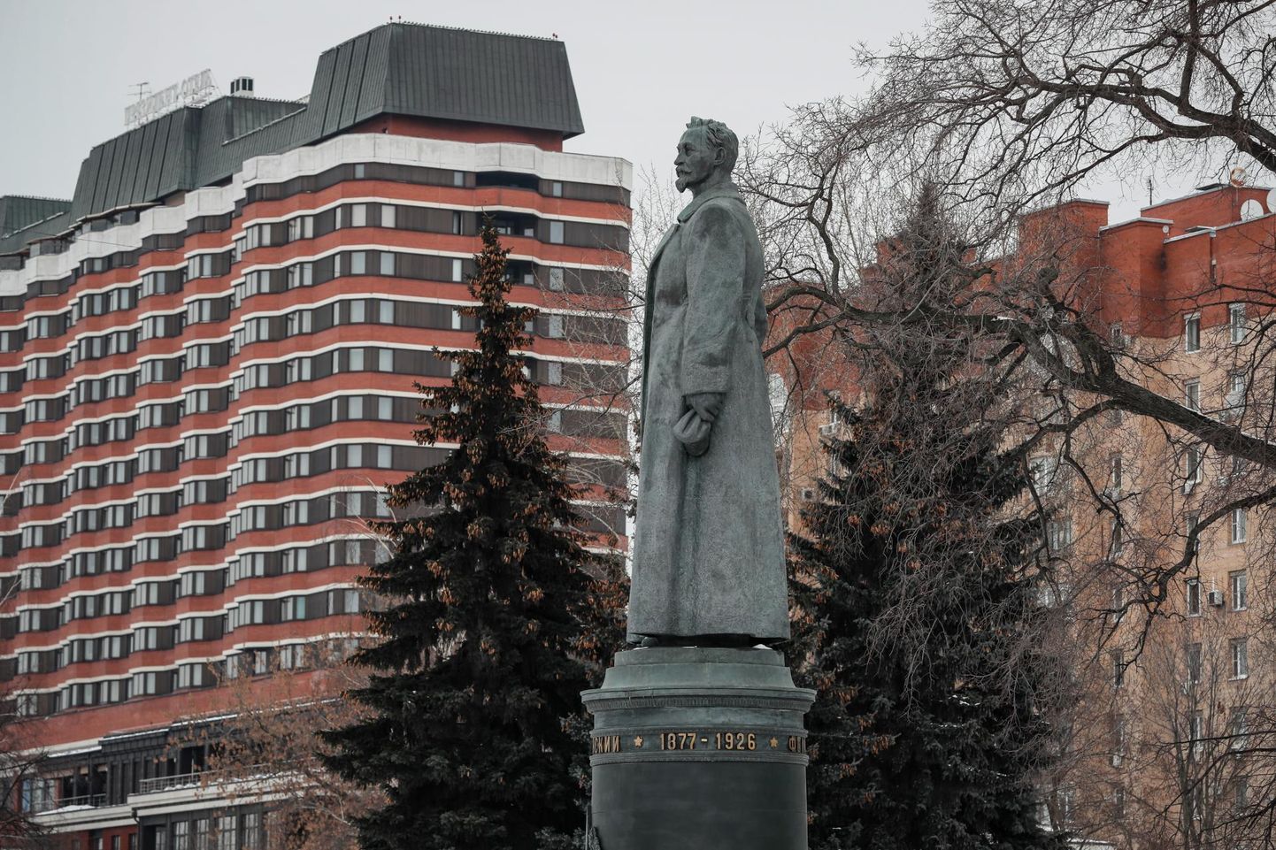 Feliks Dzeržinski kuju oma praeguses asukohas monumentide mälestuspargis.