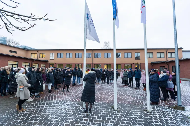 Eile hommikul langetas Paide gümnaasiumi pere Järvamaa kutsehariduskeskuse ees oma lipu ja suundus Posti tänavale päris oma majja.