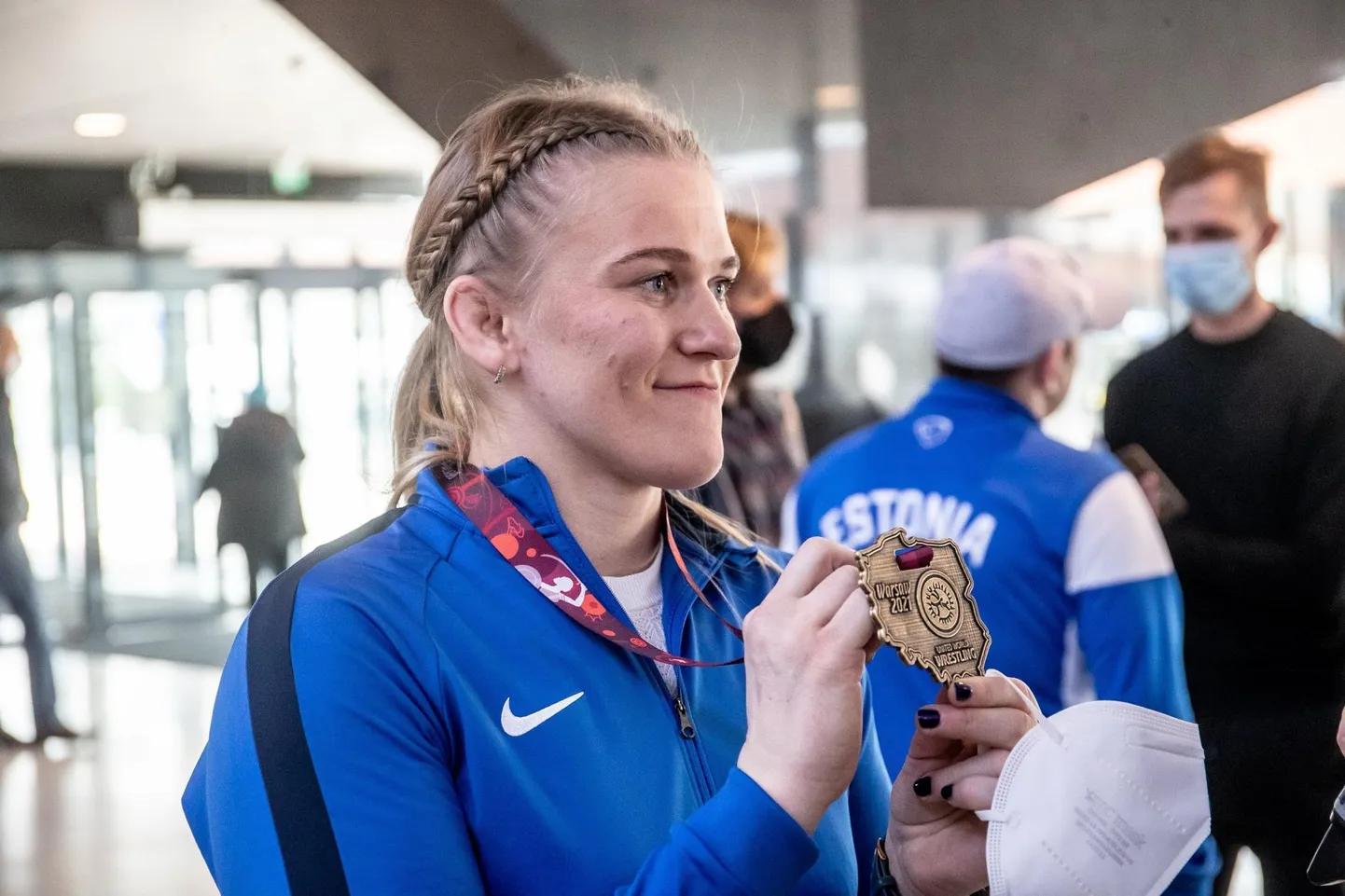 EM-il naiste raskekaalus kulla võitnud Epp Mäe vastuvõtt Tallinna lennujaamas.