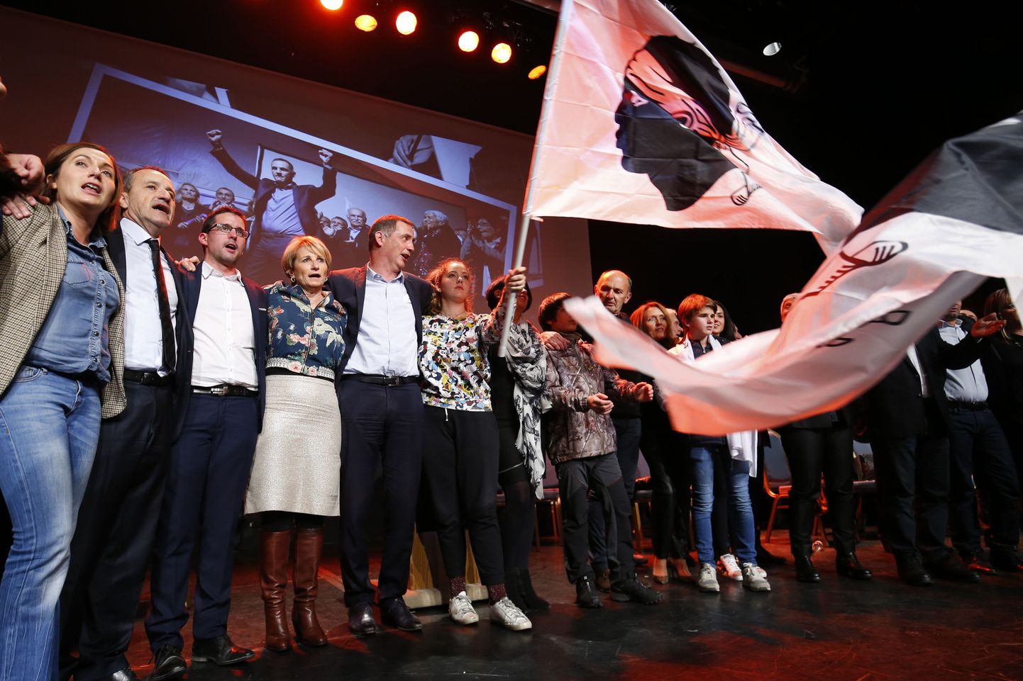 Pè a Corsica liikmed tähistamas valimisvõitu esimeses voorus.