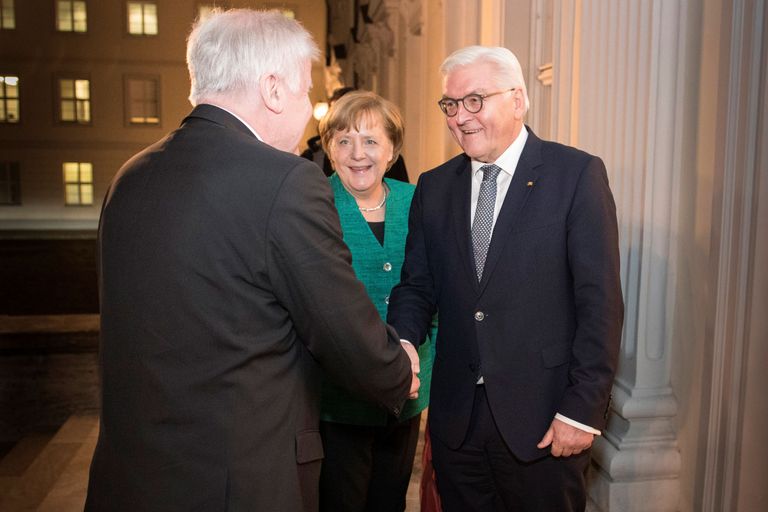 Angela Merkel koos Frank-Walter Steinmeieri ja CSU juhi Horst Seehoferiga.