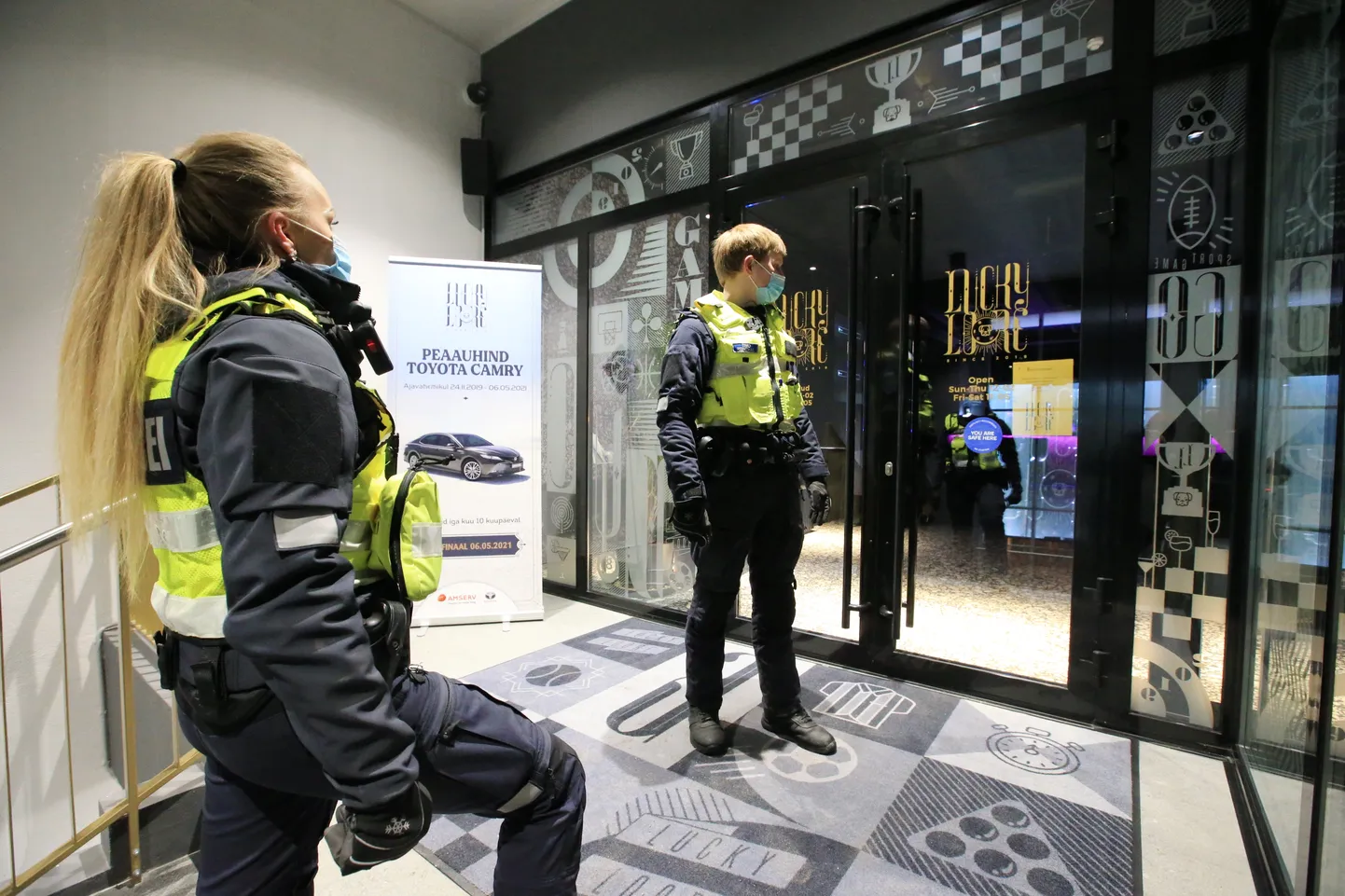 Politseinikud kontrollimas koroonapiirangute järgimist.