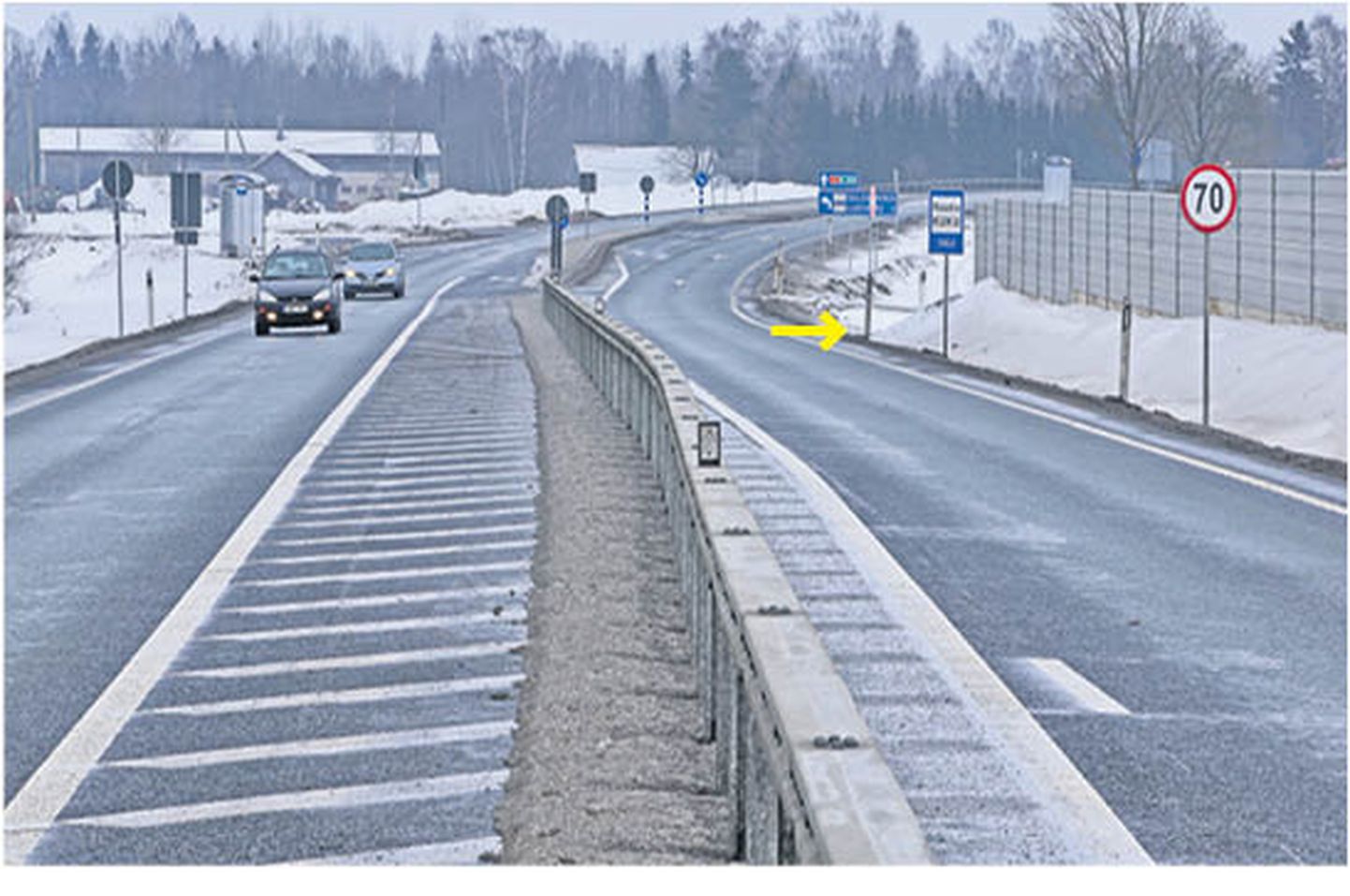 Tallinna-Tartu maanteel möödasõiduala lõpus müraseina varju jääva külatee ots on osutatud kollase noolega. Peateele sõitjat hoiatab stoppmärk, peateel sõitjale on hoiatuseks kiiruspiirang 70.