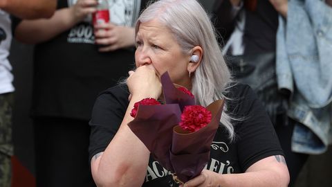 Na pogrebni povorki Ozzyja Osbourna v Birminghamu se je zbralo na tisoče oboževalcev