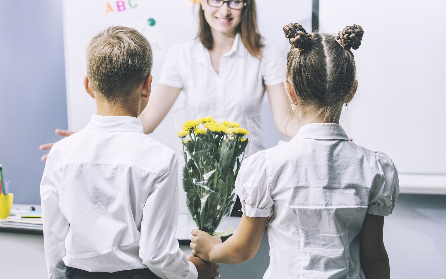 Школьники с цветами и учитель