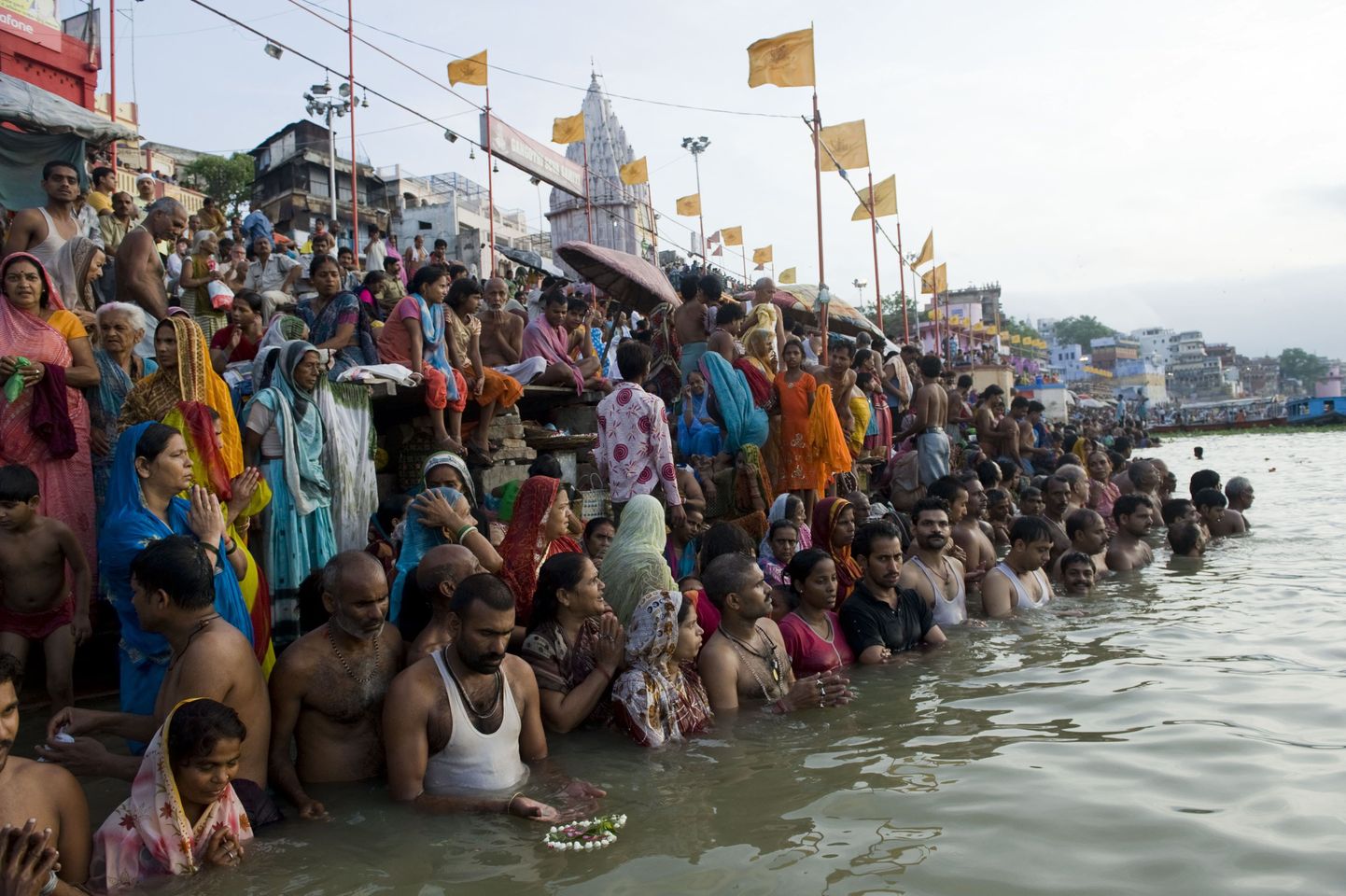 Индусы наблюдают затмение на реке Ганг.