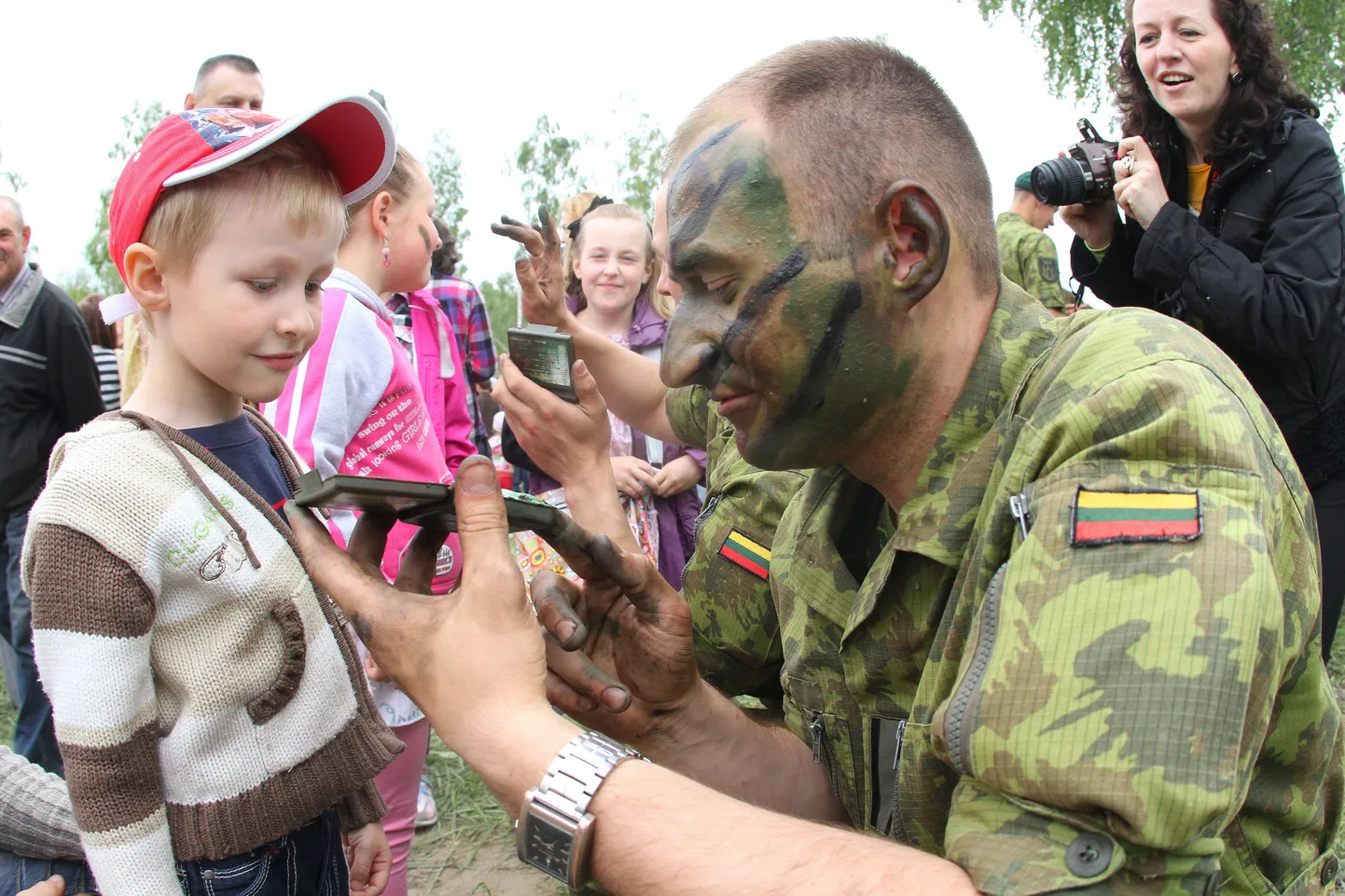 Leedu sõdur väikese militaarhuvilisega.