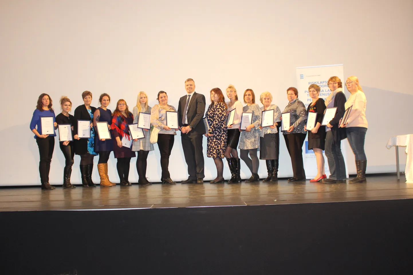 Sotsiaalkindlustusameti peadirektor Egon Veermäe andis eile rahvusraamatukogus toimunud tunnustusüritusel üle tänukirjad 22 silmapaistvale raske ja sügava puudega lapse tugiisikule ja lapsehoidjale.