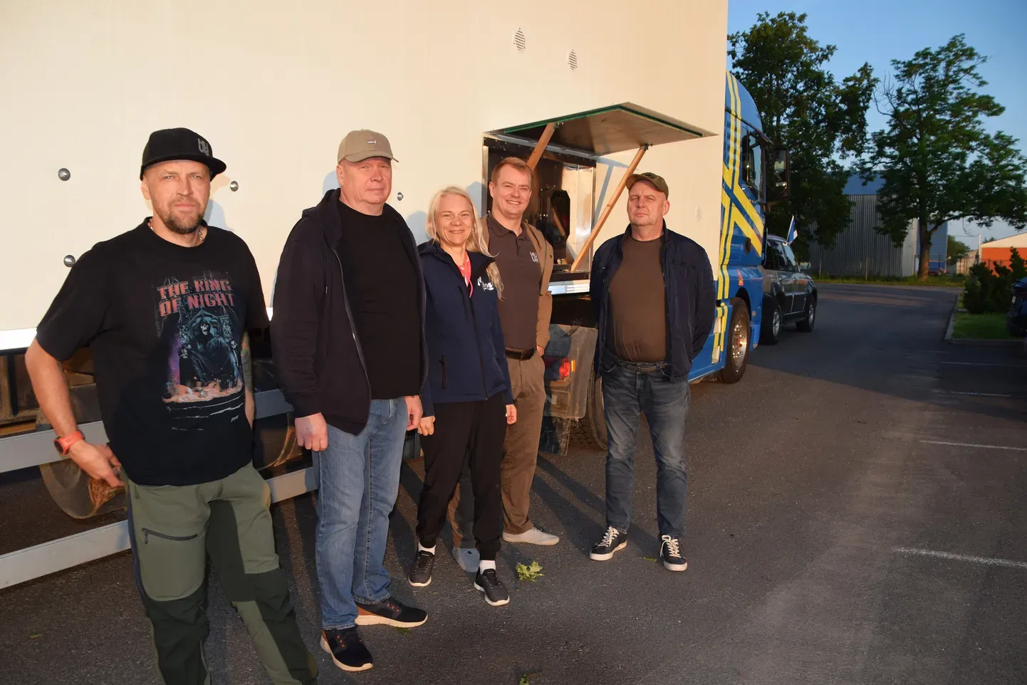 Добровольцы (слева направо) Танель Кунингас, Пеэтер Кийуру, Брит Месипуу, Сийм Неллис и Урмас Остра ранним утром перед отправлением в сторону Украины.