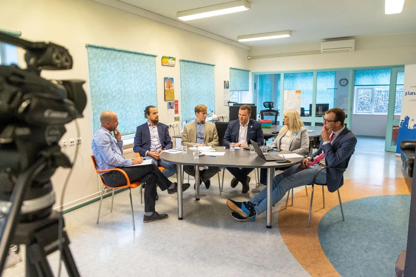 Järva vallavolikokku pürgivate erakondade ja valimisliitude valimisdebatt Järva Teataja toimetuses. Laua ümber istuvad Tiit Reinberg (vasakult), Arto Saar, Toomas Tammik, Valdo Helmelaid, Tiina Oraste ja Rait Pihelgas.