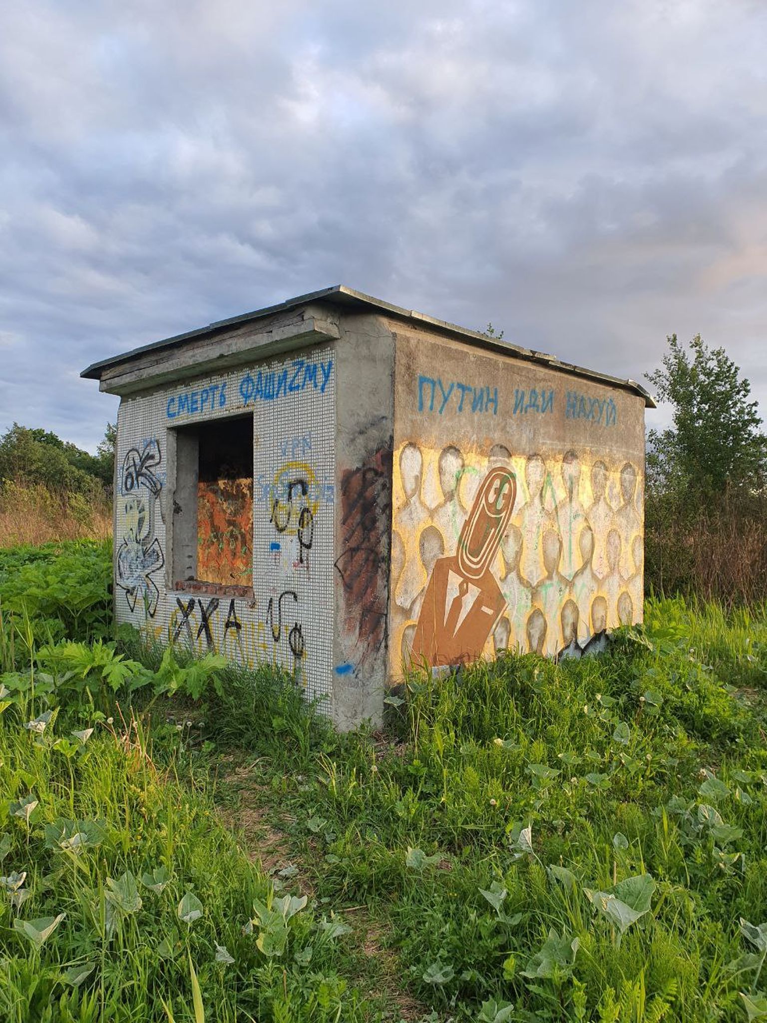 Антивоенный граффити в Пскове.