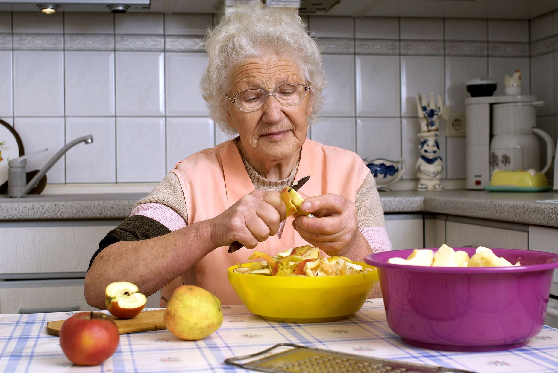 Бабушки любят погорячей. Бабушка готовит. Бабка на кухне. Бабушка с едой. Кухня для пожилых людей.