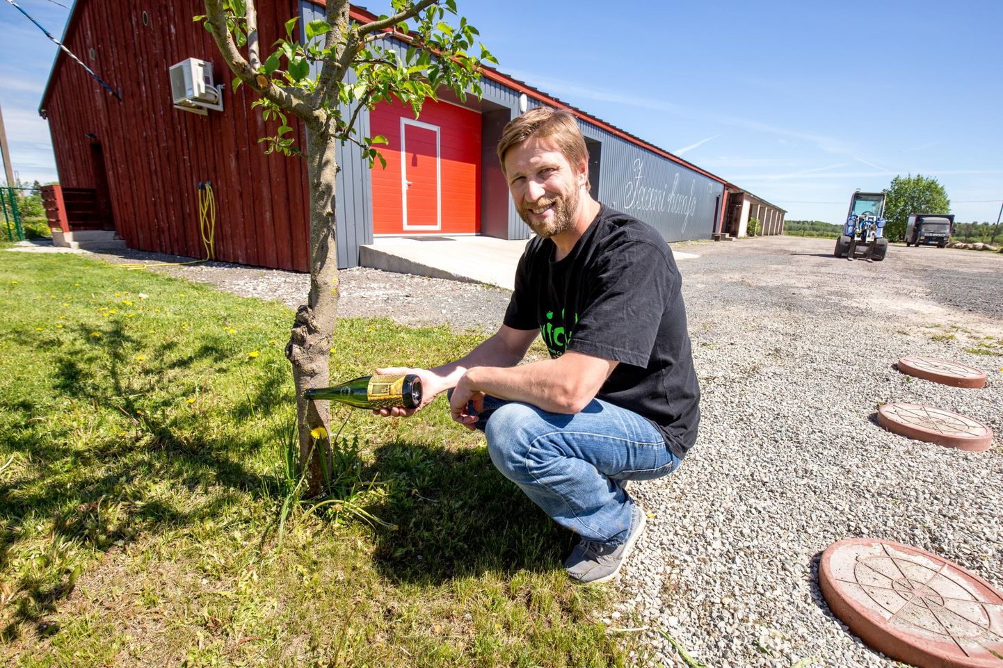Jaanihanso siidrivabriku omanik Alvar Roosimaa usub, et saavad vajamineva 100 tonni õunu kergelt kokku, sest Eesti on õunamaa.