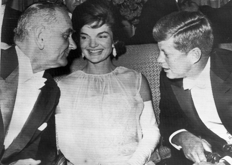 Lyndon Johnson (vasakul), Jacqueline Kennedy ja John Kennedy