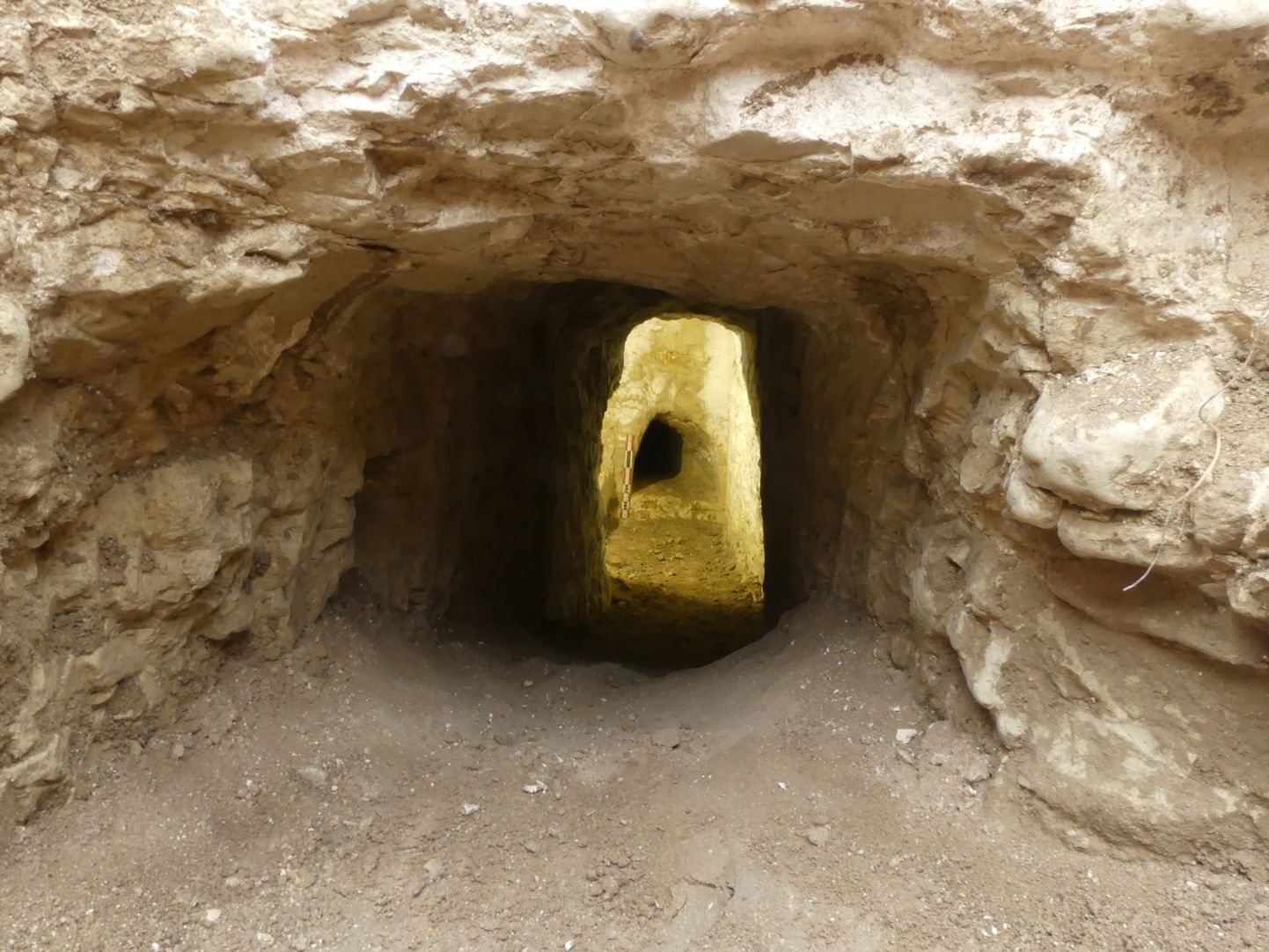 Prantsuse riikliku arheoloogiliste uuringute instituudi ehk Inrapi avastatud leiukohas on mitu umbes 50 meetri pikkust tunnelit.