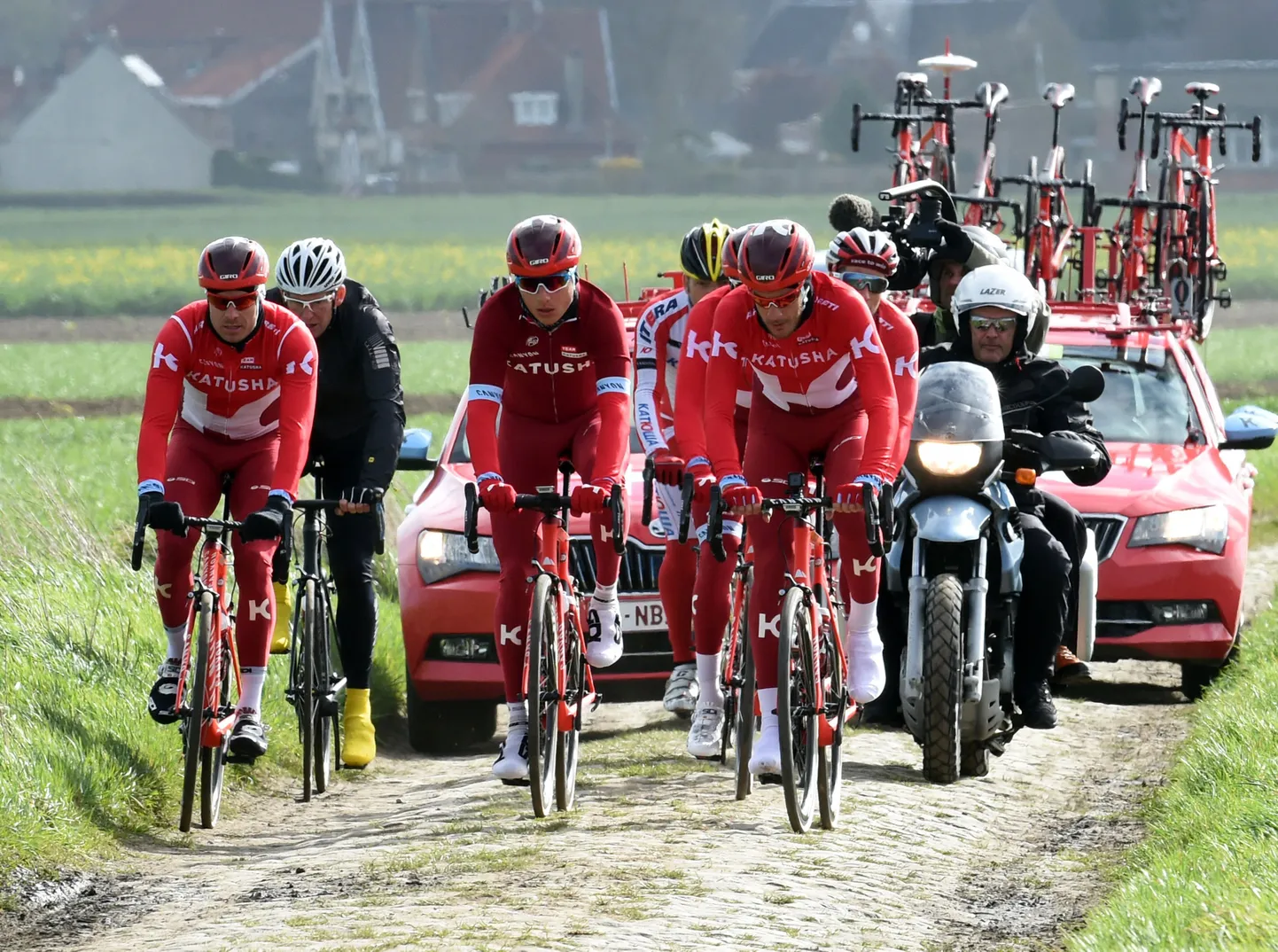 Katjuša meeskond tänavusel Pariisi-Roubaix' ühepäevasõidul.