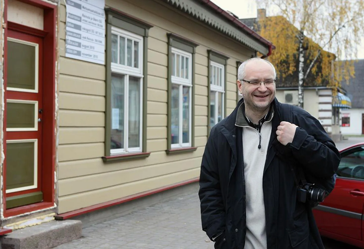 Rõõm ilusast majast. Jaak Reinula Viljandis Tartu tänav 4-a taastatava hoone ees