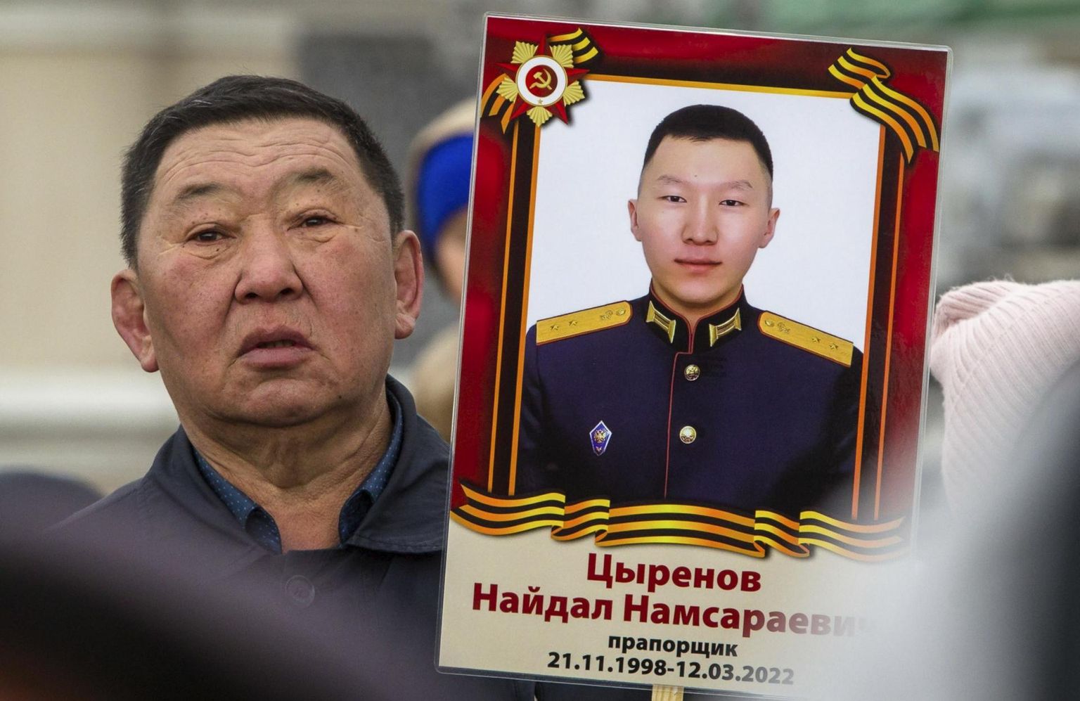Mees hoidmas Ulan-Udes toimunud Surematu Polgu marsil kohaliku sõjaväelase pilti, kes tapeti Ukraina sõjas. 