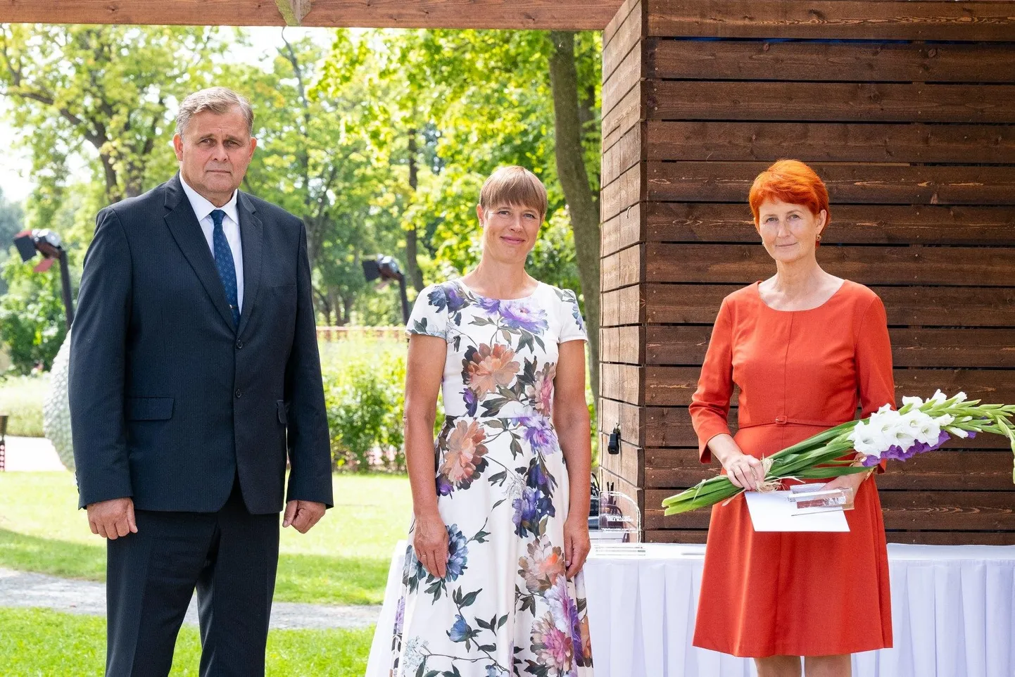 Justiitsminister Raivo Aeg ja president Kersti Kaljulaid tunnustasid neljandat korda tublisid inimesi, kes on andnud olulise panuse vägivallaennetusse. Kaheksa vägivallaennetaja seas oli ka Lääne-Viru rakenduskõrgkooli sotsiaaltöö eriala vilistlane Rita Kaasik (paremal).
