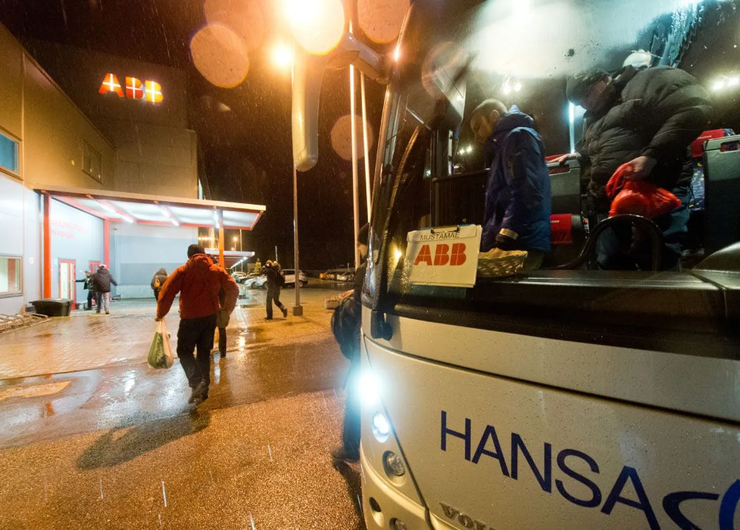 ABB renditud bussid toovad iga päev 600–700 töötajat ettevõtte Jüri tehastesse tööle ja õhtul viivad koju.