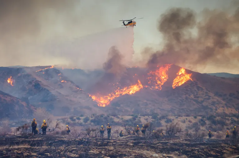 Soojemad ilmad, vähem sademeid ja fossiilsetest kütustest lisanduvad gaasid atmosfääris on kõik soodustanud hiiglaslikke looduslike tulekahjusid, ütleb Arizona ülikooli emeriitprofessor Stephen Pyne, põhjendades aina suuremate maastikupõlengute nii ulatuslikku levikut.