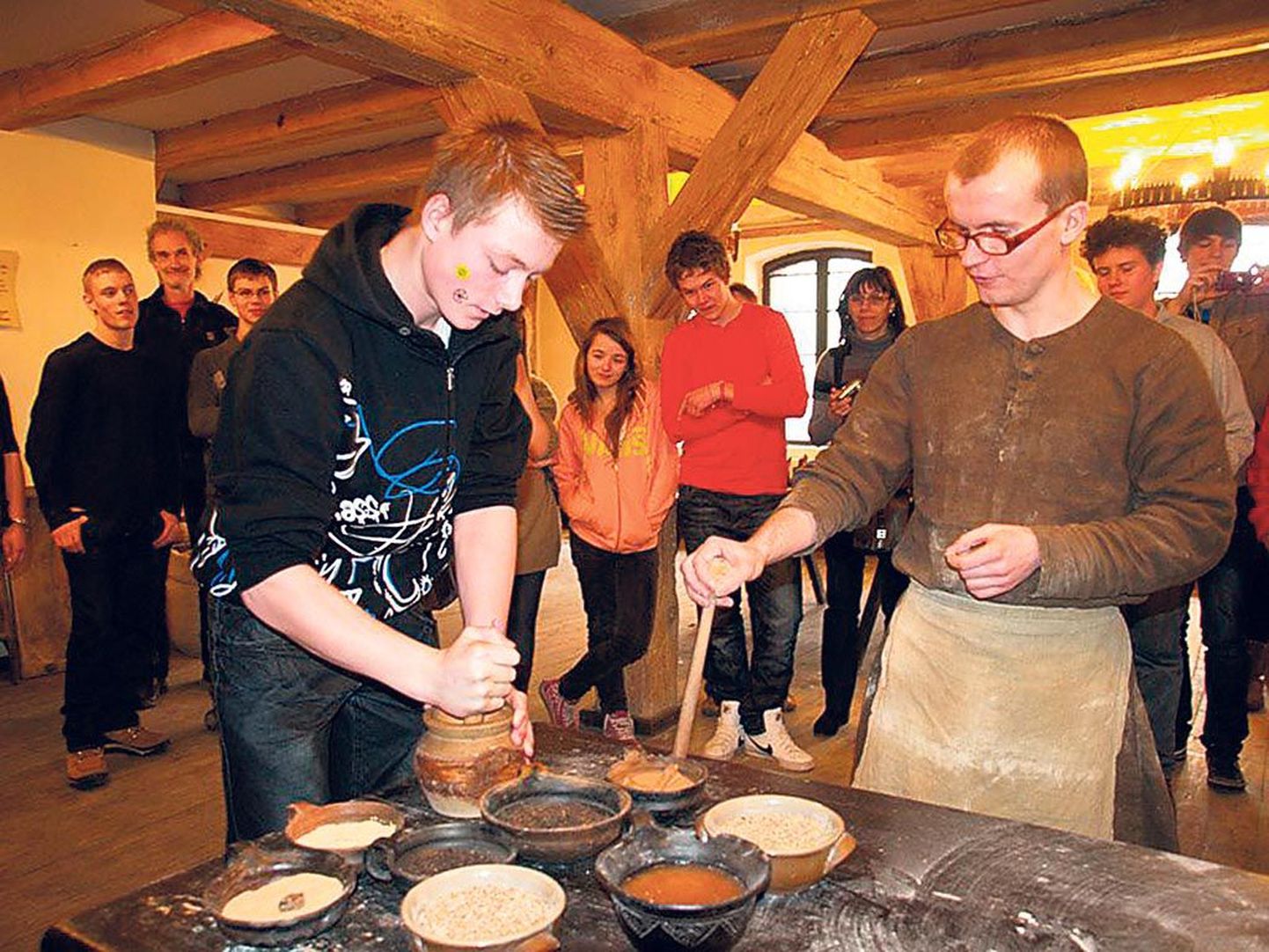 Toruni piparkoogimuuseumis proovib muuseumigiidi juhendamisel tainast valmistada Tõstamaa keskkooli 9. klassi õpilane Karl Kalda, nende tegevust jälgib viie riigi esindajatest koosnev publik.