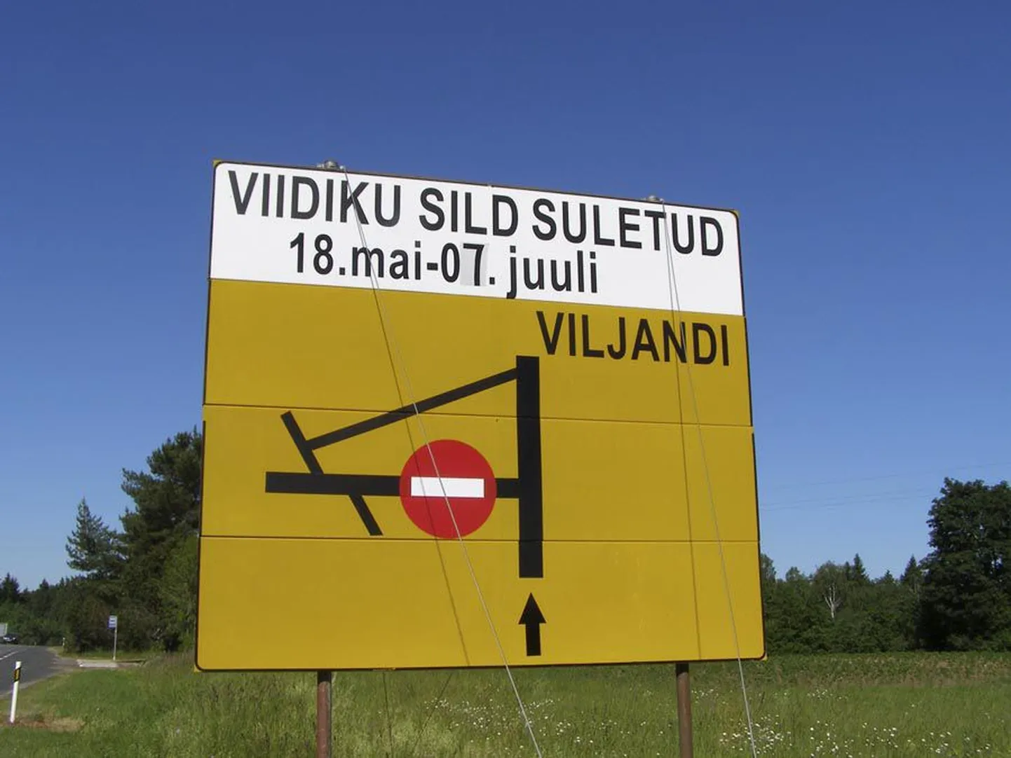 Eile hommikul oli silla avamise kuupäev sildil üle kleebitud.