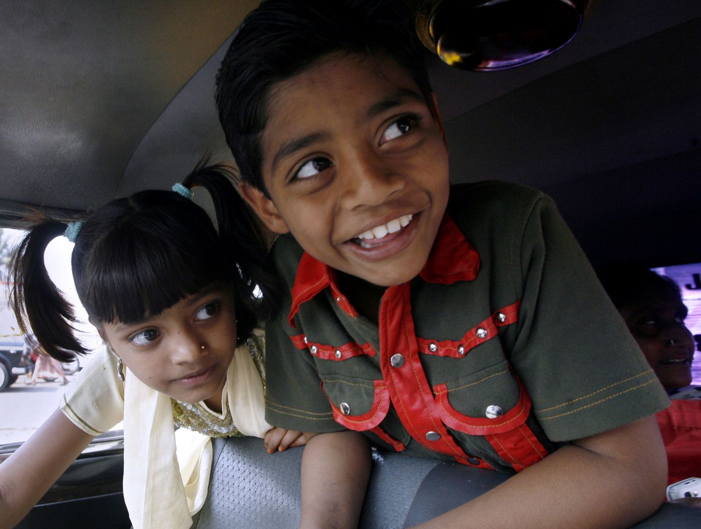 «Slumdog Millionaire» lapsnäitlejad Azharuddin Ismail (paremal) ja Rubina Ali